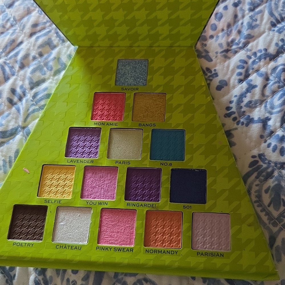 Revolution Eiffel Tower Pink and Black Palette - Picture 2 of 4